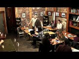 Ragazza con i superpoteri terrorizza i clienti di un pub. Il video diventa virale (VIDEO)
