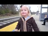 La bellissima reazione di una bambina che vede il treno per la prima volta