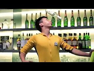 Il barman che si ispira a Bruce Lee per servire i cocktail