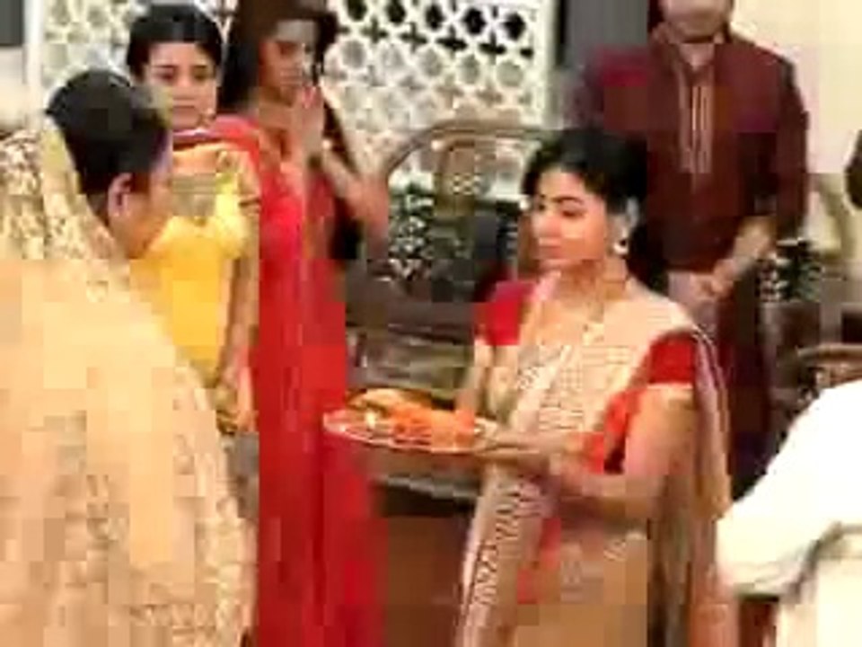 Bhavna ki Pooja ki Thaal ko Fek Diya Dadi ne Jis se Suhani hui Uus Par Guusaa- 15 October 2015 - Suhani Si Ek Ladki