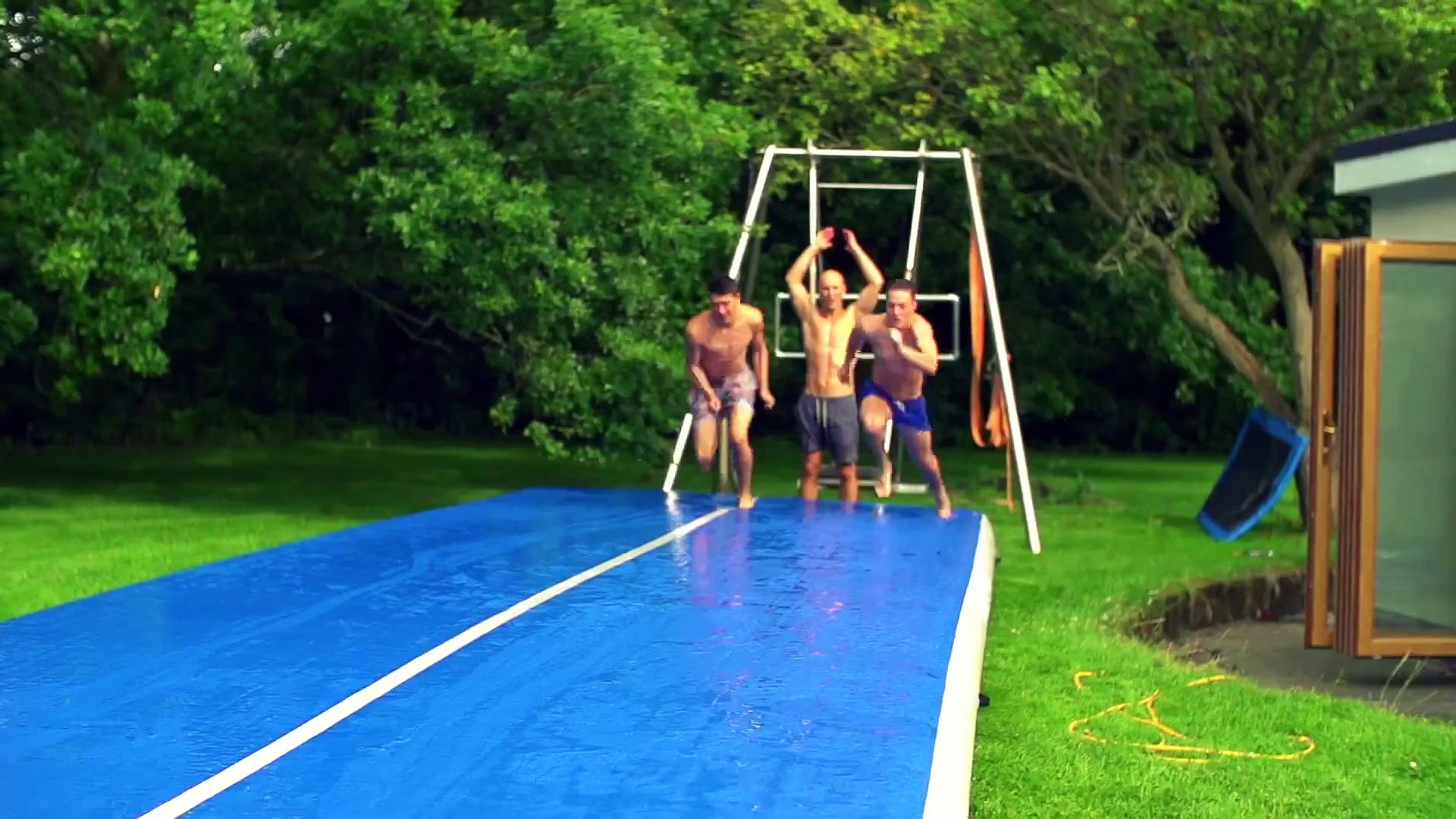 Des gars s'amusent sur un tapis gonflable glissant et font des tricks -  Vidéo Dailymotion