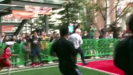 Le maire de Londres charge un enfant de dix ans en jouant au rugby