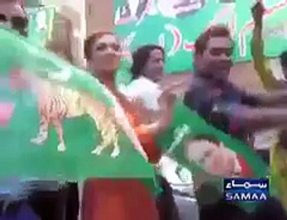Stage Dancer Mahnoor Dancing With PMLN Workers On NA-122 Victory