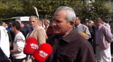 Fermerët e Korçës e Devollit protest me mollë para Kuvendit, i mbështet PD- Ora News