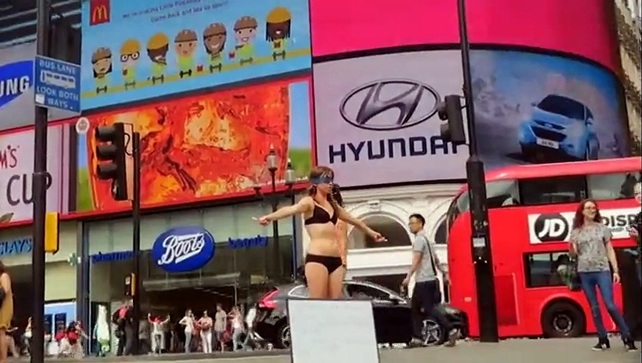 Cô gái mặc bikini kêu gọi mọi người viết điều đó lên người mình...Bạn có dám làm vậy không ?
