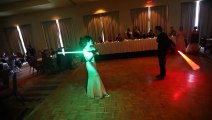 Düğünde İlk Danslarını Işın Kılıcı Eşliğinde Yapan Star Wars Hayranı Çift