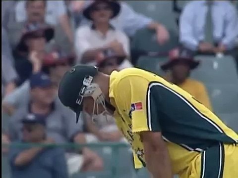 Waqar Younis vs Andrew Symonds_ BEAMERS_ exciting cricket fight