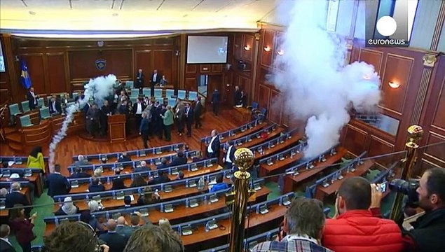 Косово: акции протеста в парламенте и на улице