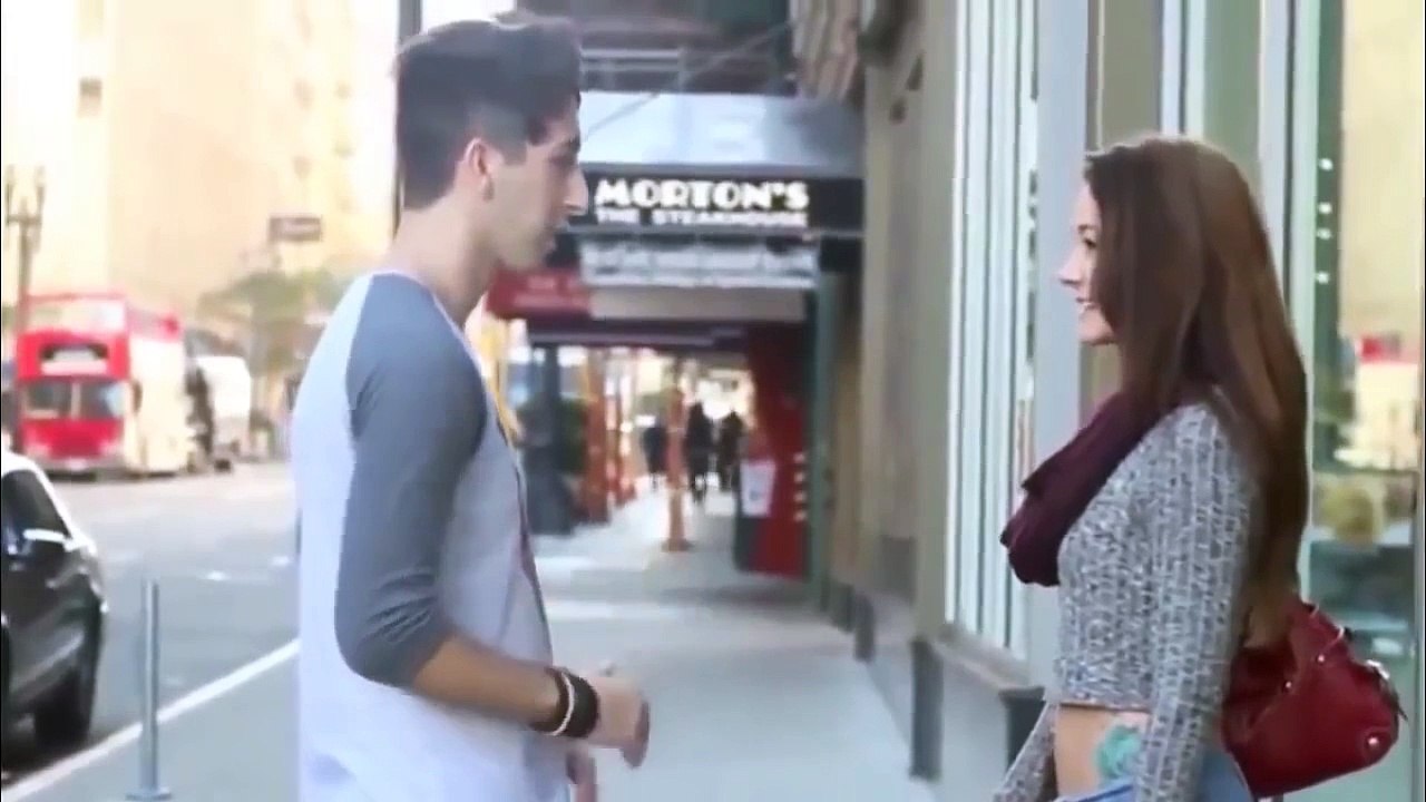 pegadinha beijando mulheres Super gatas Beijos com pegada best Kissing Pranks HQ