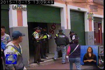 Dos locales comerciales fueron asaltados simultáneamente en Quito