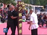 Ce moine Shaolin fait le poirier sur un seul doigt ! Vraiment bluffant !