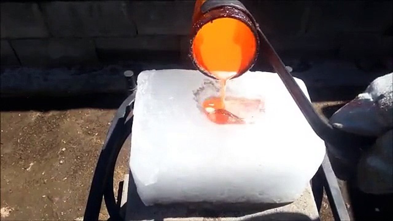 Ce qui se passe en mettant du Cuivre fondu sur de la Glace est imprévisible !