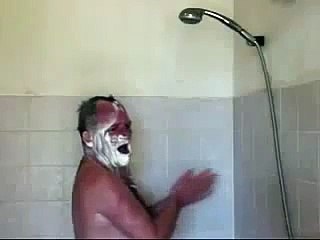 La la la la la Banyoda sigara ve müzik keyfi