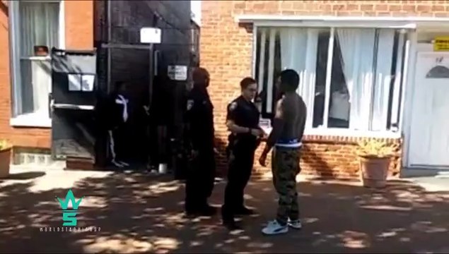 Il donne un méchant coup de poing à un policier