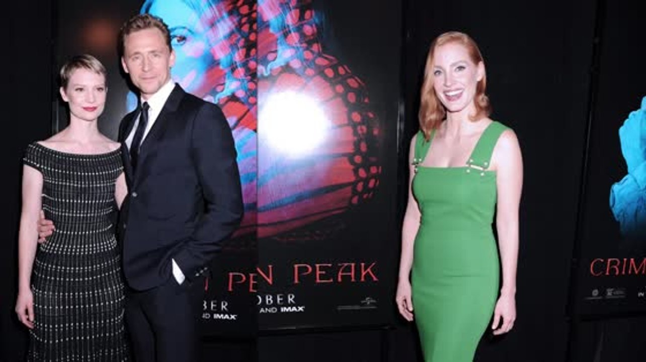 Mia Wasikowska und Jessica Chastain bei der Crimson Peaks Premiere
