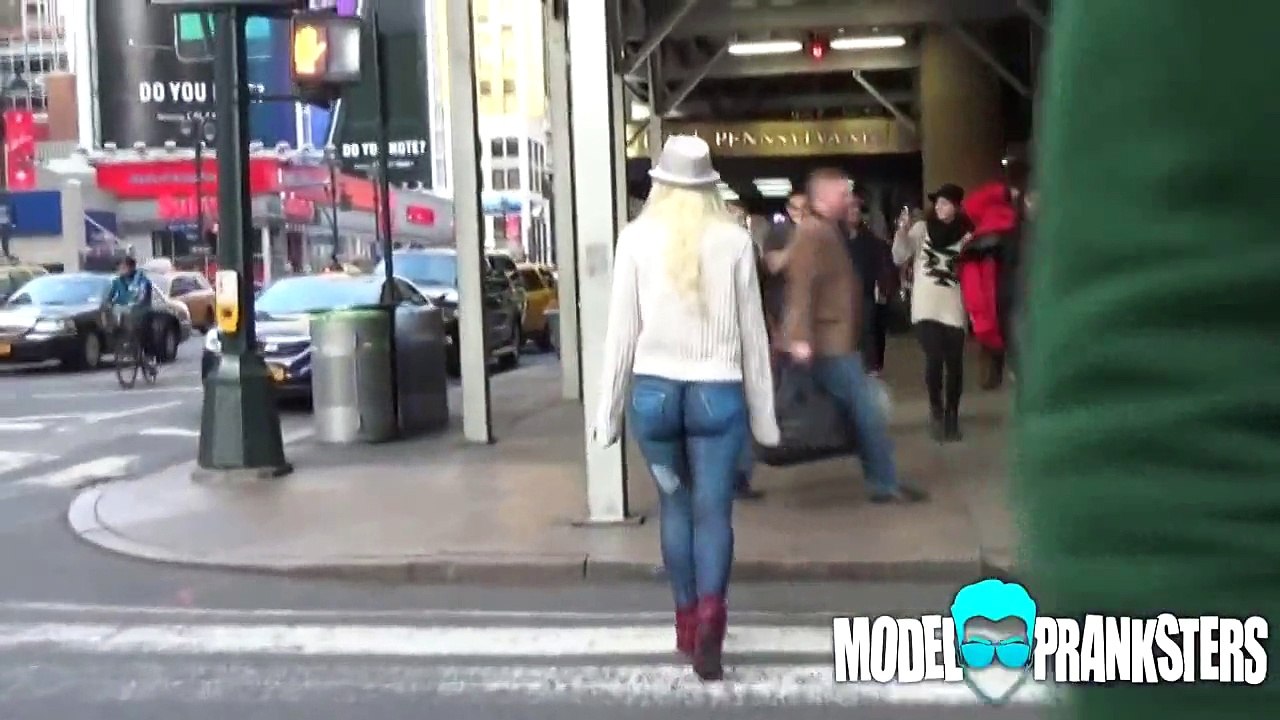 Girl Walks Around NYC With No Pants!