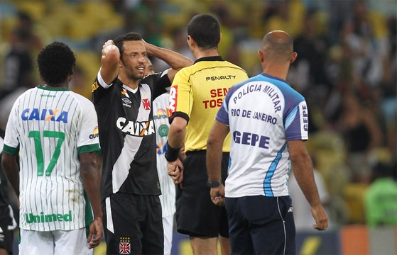 Com arbitragem polêmica, Vasco vacila e cede empate para a Chape no Maraca