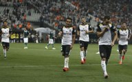 Corinthians goleia Goiás na Arena e segue na liderança do Brasileiro