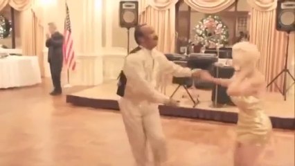 Age - pas un obstacle. Ces deux savent comment allumer la piste de danse