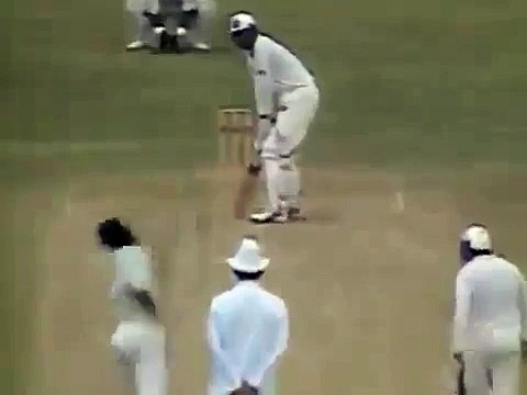Curtly Ambrose Hits Waqar Younis on his Mouth, Brutal Bouncer or Bad Shot