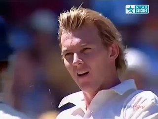 Brad Williams forces Ganguly to retire hurt Nasty Bouncer India v Australia at MCG 2003 04