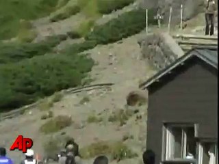 Raw Video - Bear Attacks Tourists in Japan-dL1eZO4DmEg