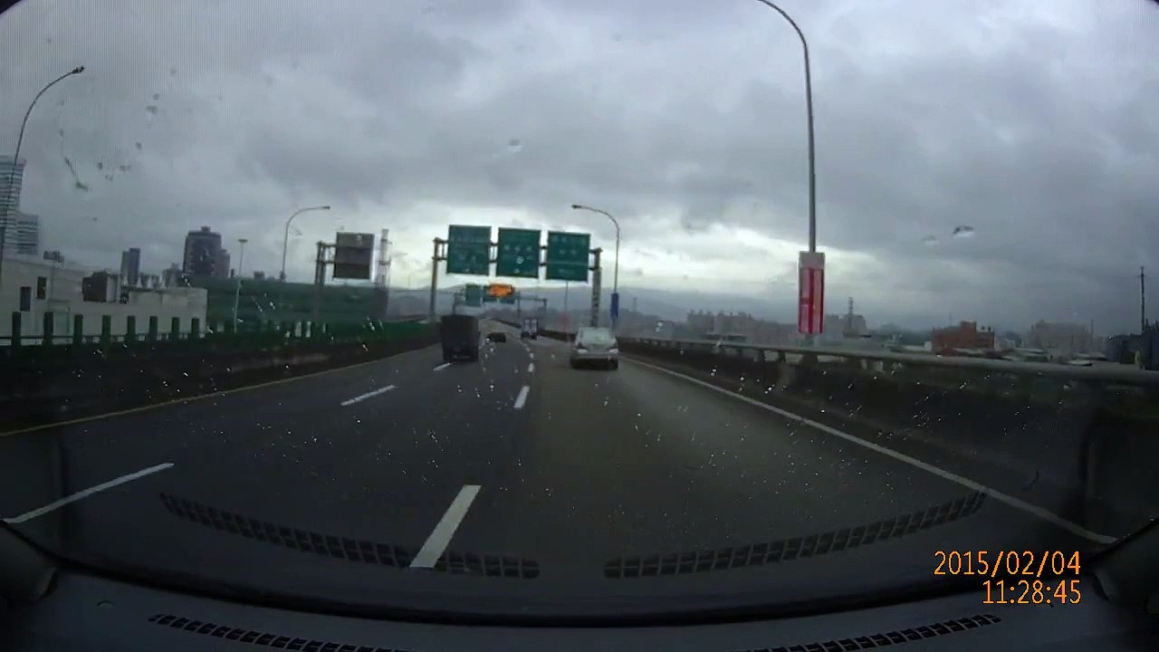 ▶ 大驚!!! 出大事了~~20150204-10_50 親眼目睹復興航空B22816墜落 - YouTube [720p]