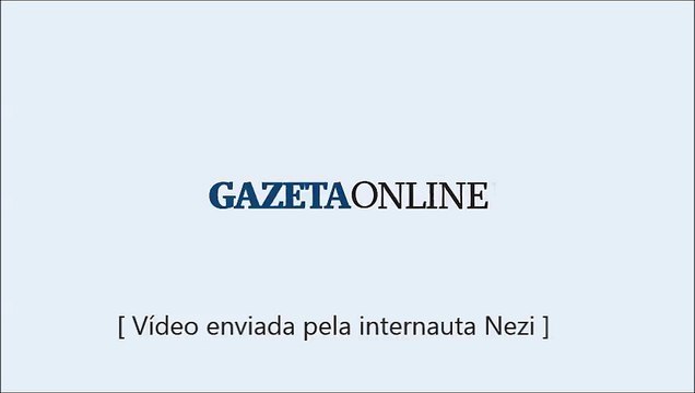 Carreta tomba no Trevo de Guarapari e deixa três pessoas feridas