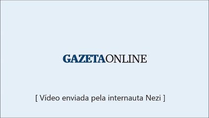 Carreta tomba no Trevo de Guarapari e deixa três pessoas feridas
