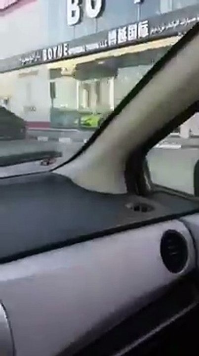 Batman garé a côté de voiture de luxe à Dubai