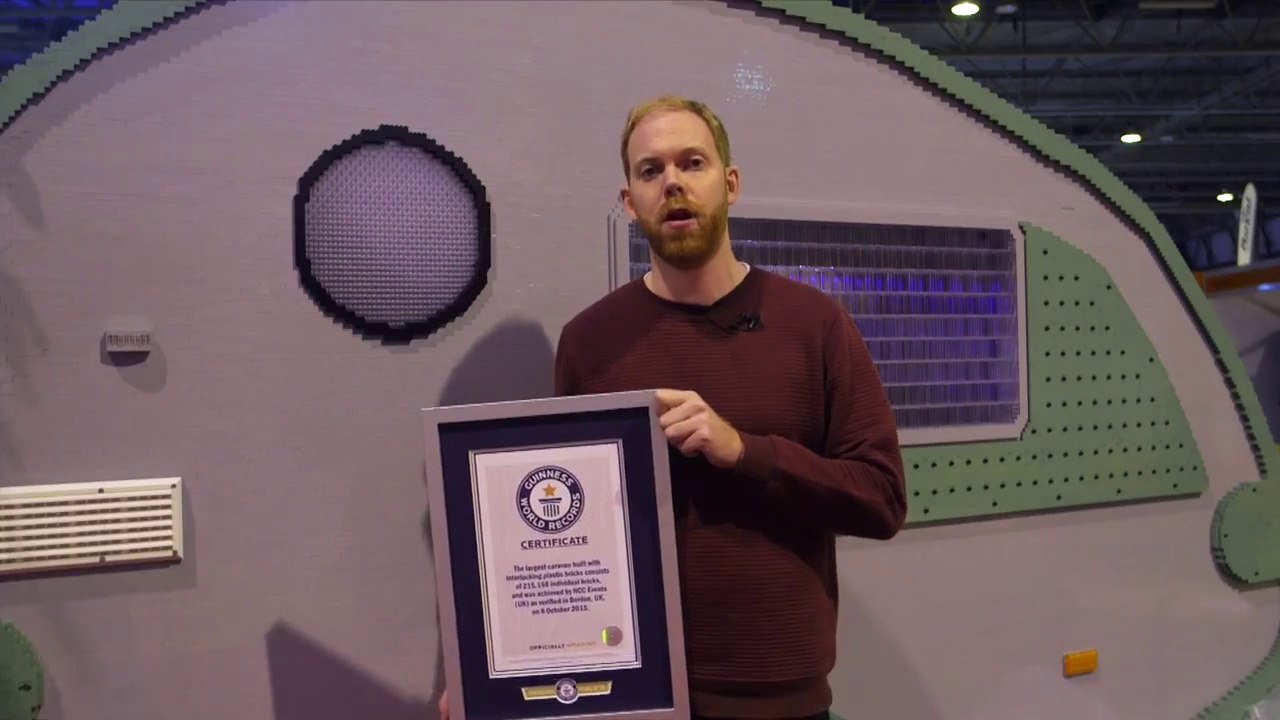 Il construit une caravane en taille réelle avec 215 158 briques de LEGO