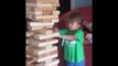 Un gamin joue à JENGA version Géante et se prend les briques sur le front! FAIL