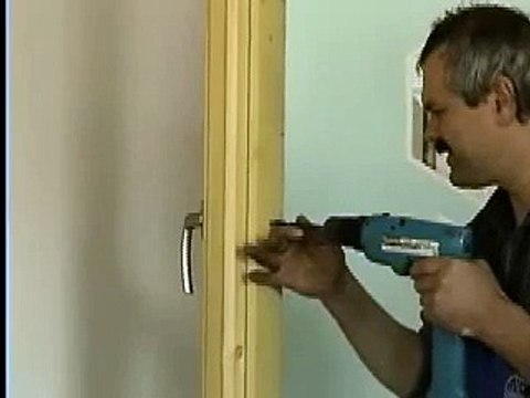 Ecco come i ladri riescono ad aprire le finestre in pochi secondi