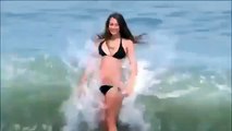Guardate cosa succede a questa ragazza in spiaggia