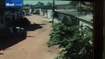 Incredibile video di una voragine nel terreno in Brasile