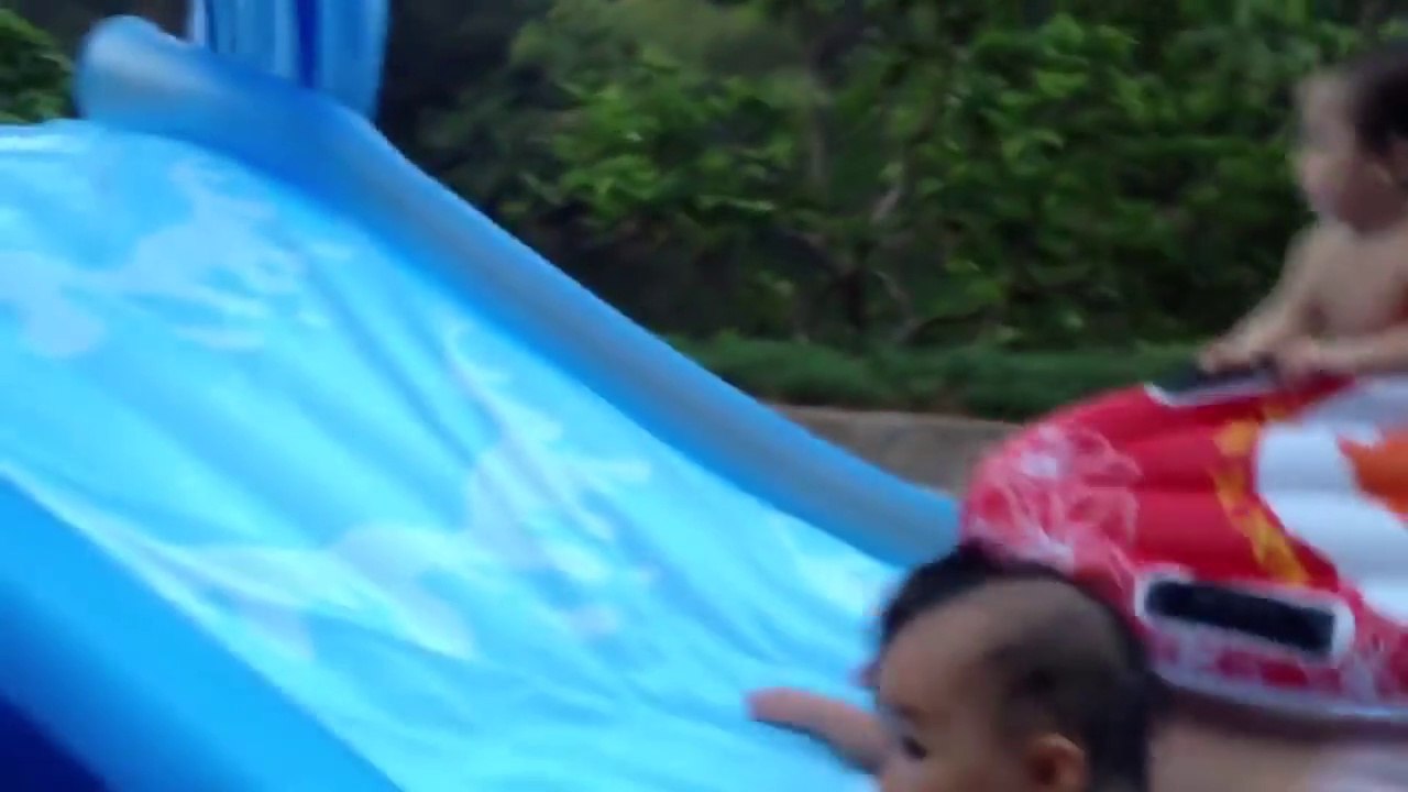 Vui cùng cầu trượt bể bơi