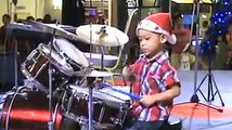 Bambino prodigio suona la batteria come un veterano