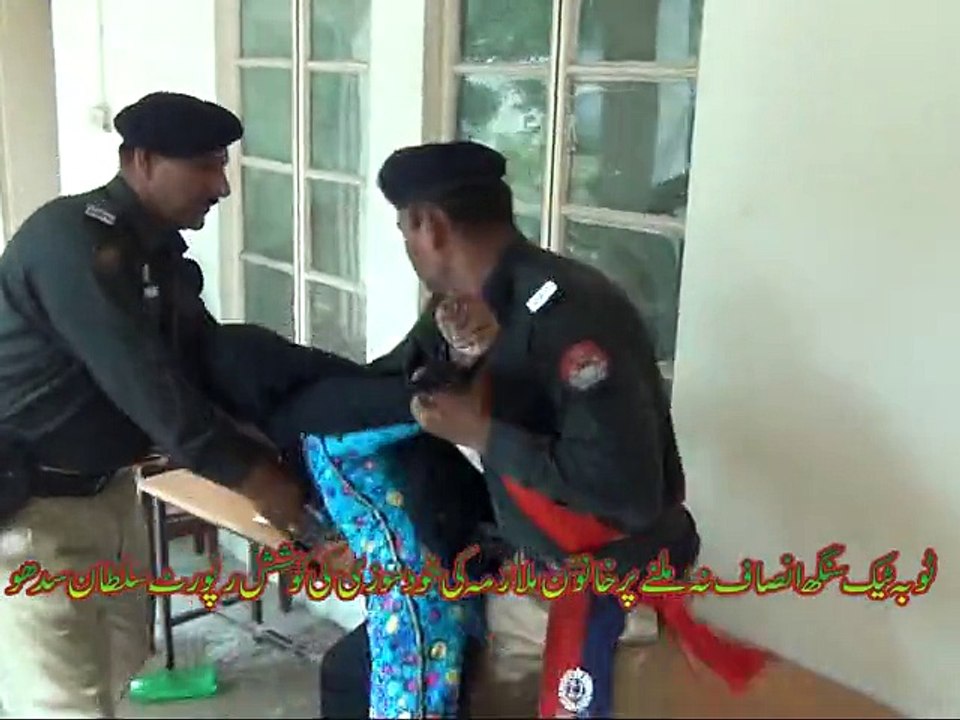 ٹوبہ ٹیک سنگھ :ڈسٹر کٹ جیل کی ملازمہ کی انصاف نہ ملنے پر پیٹرول چھڑک کر ڈی پی او آ فس کے سامنے خودسوزی کی کوشش،