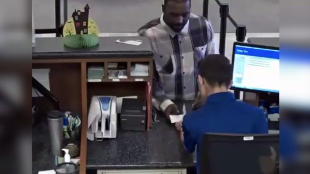Insólito: Roba banco 'armado' con un papel