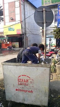 یہ ہے نون لیگ کے خوددار , خود مختار , خوشحال پاکستان کا اصل چہرہ__اگر اس ملک کی عوام میں ذرہ برابر بھی غیرت نام کی کوئی چیز ہوتی تو اب تک ان حکمرانوں کے گلوں میں پٹے ڈال کر سڑکوں پر گھسیٹ چکی ہوتی