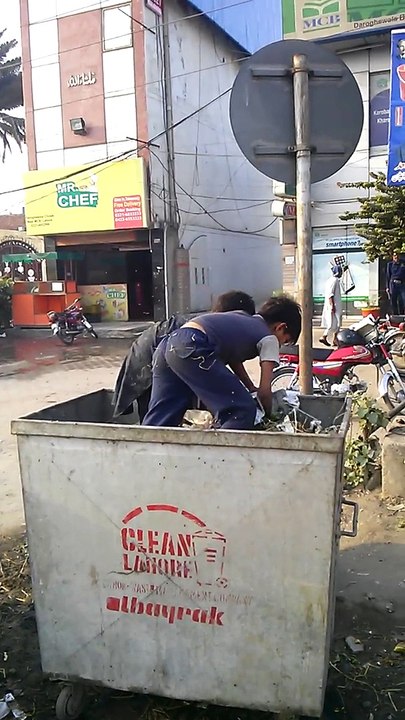 یہ ہے نون لیگ کے "خوددار , خود مختار , خوشحال پاکستان" کا اصل چہرہ__اگر اس ملک کی عوام میں ذرہ برابر بھی غیرت نام کی کوئی چیز ہوتی تو اب تک ان حکمرانوں کے گلوں میں پٹے ڈال کر سڑکوں پر گھسیٹ چکی ہوتی