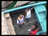 Warga Kampung Bugis Sweeping Kapal-Kapal Besar