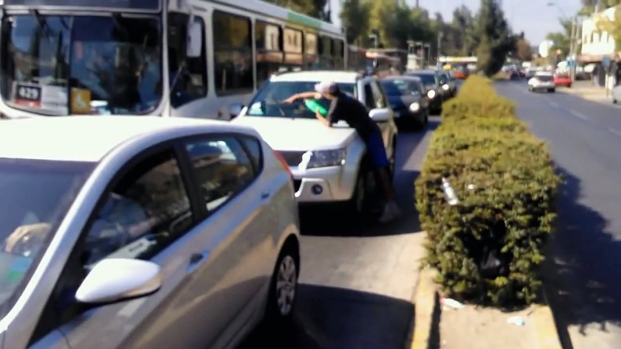 Ensuciando autos | Molestando personas | bromas pesadas en la calle | Videos de risa | Pra
