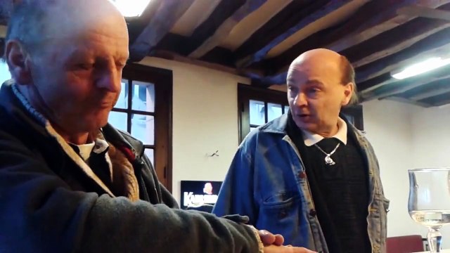 Complètement bourrés, ces deux hommes parlent de Charlie Hebdo dans un bar