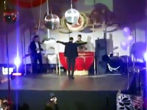 ПАРЕНЬ ПОДНЯЛ ВЕСЬ ЗАЛ НА НОГИ !