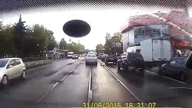 Чуть не убил ребенка. Мать чудом спасла, из под колес