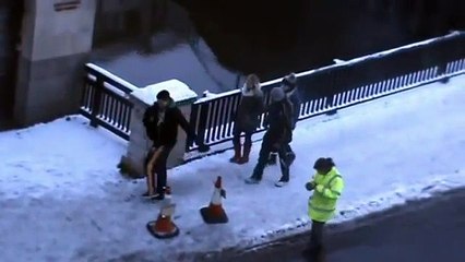 Les Gens ne peuvent PAS s'empêcher de Glisser à cet endroit Précis