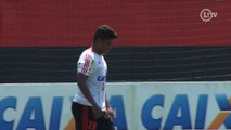 Com dois gols e linda caneta, Almir se destaca em treino do Fla