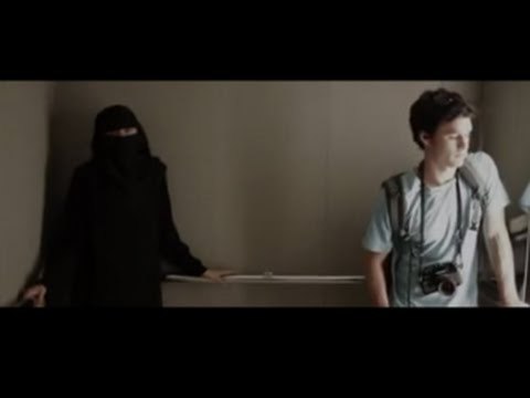 Él tenía miedo de estar en un ascensor con ella. Pero cuando ella se quitó el velo....