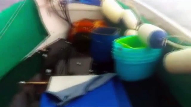 Двое итальянцев под градом в открытом море